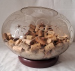 Grande cachepot em Vidro, bojo decoração floral em acidado, com diversas rolhas . Acompanha base redonda em madeira. Med. 26 cm alt  x 35 cm diâmetro- peanha 4 cm alt x 20 cm diâmetro. PELA FRAGILIDADE NÃO É ACONSELHÁVEL ENVIAR PELOS CORREIOS.