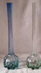 Dois (2) vasos solifleur, no tom azul e verde, canelados na vertical, base redonda. Med. 30 cm alt.
