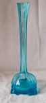 Vaso solifleur, base redonda pinçada em vidro, haste alongada e facetada na cor azul. Med. 40  x 13 cm.cm alt. Imperceptível bicadinhos.