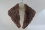 Estola de pele natural com forro em cetim. Med. 24 x 110 cm.