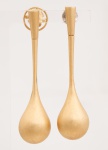Par de elegantes brincos em ouro 750 contrastado no feitio de gota, ouro fosco. Uma tarraxa adaptada