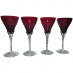 Belíssimo e imponente quarteto de Taças italianas de Murano com bojo na cor rubi e hastes espiralada