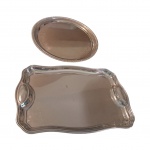 Par de bandejas em inox, a circular com marcas de ferrugem no verso, 42 x 29 e Diam. 36 cm.