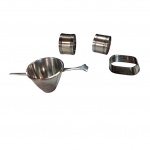 Três porta guardanapos e um medidor de bebidas espessurados a prata, o medidor com manchas de uso, 2 porta-guardanapos gravados, 53 e 77.