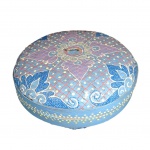 Peça decorativo multiuso em palhinha adornado com técnica mista predominando a cor azul sobre bambu, apresenta leves falhas,  Diam. 25, Alt. 23 cm.