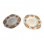 COLECIONISMO - Par de pratos em porcelana inglesa, policromados sobree fundo creme, bordas serrilhadas, raso/fundo, Woods, Ivory Ware, marcados na base, (prato raso com bicado no verso), Diam. 23 cm.