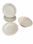Parte de guarnição  alemã em porcelana branca com friso tonalidade negra, composta de: três pratos principais, quatro pratos fundos e uma tigela circular,  Diam. 24 e 23  e 24  x 6 cm.