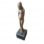 Escultório em bronze  patinado de negro representando maternidade poiada em base de mármore quadrangular, Alt. 53 e base 15 x 15 cm.