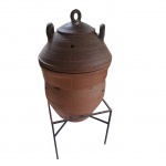 Churrasqueira de barro dita de bafo, acompanha suporte de ferro, 84 x 50, suporte, 48 x 48, Alt. 46 cm.