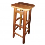 Banco para bar, em madeira nobre tampo quadrangular com bodas oitavadas, pernas retas arrematadas em trava,  27 x 27, Alt. 74 cm