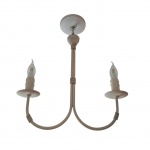 Luminária de teto para 2 luzes em fer forget, braços recurvos patinado de branco, Alt. 47, Diam. 40 cm.