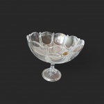 Centro de mesa em cristal Checo, com selo de procedência, lapidado, bordas recortadas, apoiado em base circular. Alt. 18, Diam. 21 cm.