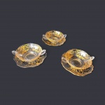 Três taças para consumê em cristal translúcido com bordas onduladas e pressentir decorados com dourado, Diam. 13, 16, Alt. 6 cm.