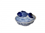 Travessa em porcelana nas cores branca e azul tom tampa representando peixe,  parte interna com muitas partes coladas, 20 x 15, Alt. 26 cm.