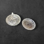 Bombonière e um cinzeiro em cristal lapidado, ponteira com leve bicado, Diam. 16, e 15, Alt. 16 e 3 cm.