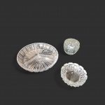 Três peças em cristal: uma travessa para petit fous com 3 divisórias, 1 cinzeiro e uma bombonière, 22 a 12 e 10 x 8 cm.