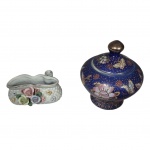 Duas peças em porcelana, um potiche chinês marcado na base pintado à mão sobre fundo azul cobalto, a ponteira com leve desgaste no dourado e um  solifleur em porcelana com apliques de flores  policromadas sobre fundo branco, a azul com leve bicado, Alt. 16, Diam. 13 e  12 x 5, Alt. 6 cm.