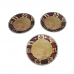 Terno de pratos principais em porcelana decorados em policromia manufatura Oxford, um deles com leve bicado na borda, Diam. 26 cm.