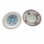 COLECIONISMO - Dois pratos em porcelana policromada um deles United Nation  Emergency Force e outro Schmidt. Diam. 25 cm.