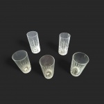 Cinco copos para Long Drink sendo 2 em cristal lapidado e 3 em vidro, Alt. 15 e 14, Diam. 7 cm.