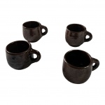 Quatro canecas em cerâmica na cor café, Alt. e Diam. 6 cm.
