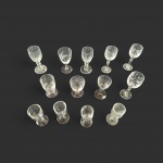 Doze taças: 7 em cristal para vinho do Porto e 5 em vidro para licor,  11 x 6 a 9 x 4 cm.