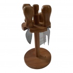 Quatro espátulas para queijo com cabo e suporte de madeira, Alt. 20 cm.