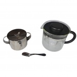 Um bule suíço marca Bodum para chá em vidro e infusor, tampa e alça em plástico duro preto, e um açucareiro com pazinha para açúcar em metal inox Riva, Alt. 12 e  8 cm.