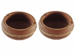 Par de cinzeiros em terracota com cinturão trançado de palha, Diam. 16, Alt. 6 cm.