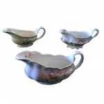 COLECIONISMO - Três molheiras inglesas em porcelana policromada fios dourados, marcadas na base, Ivore Ware, Johnson Bros, (com  bicado) e Halley, todas com marca de uso na parte interna. 20 x 9, Alt. 10 cm.