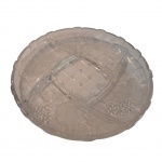 Travessa circular em cristal para Petit fous lapidação representando cachos de uva, Diam. 31 cm.