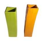 Par de vasos em cerâmica levemente sinuosos nas cores verde laranja, Alt. 23, bocal 5 x 5 cm.
