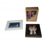 Três gravuras emolduradas, 18 x 14 - 22 x 16 e 17 x 17 cm.