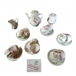 Guarnição chá em porcelana francesa Limoges marcado na base decorada com flores e ramagens policromadas sobre fundo branco composto de:  12 xícaras com pires, 1 bule, 1 cremeira e 1 açucareiro, Total: 15 peças.