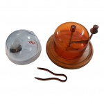 Um Chocolat de Jour com base de madeira e tampa de acrílico e pinça e uma queijeira com tampa de plástico translúcida  Diam. 16 e 22 cm.