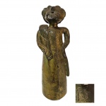 ROSA RAMALHO - Escultora ceramista, figura emblemática da olaria tradicional portuguesa,(1888-1984) Escultório representando São Pedro executada em barro de Barcelos vidrado, assinado na lateral, cabeça colada, lascado em uma das mãos, na barba  e em um dos braços, Alt. 20, Diam. 20 cm.