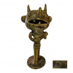 ROSA RAMALHO - Escultora ceramista, figura emblemática da olaria tradicional portuguesa,(1888-1984) Escultório representando Diabo Trovador executada em barro de Barcelos vidrado, assinado na base,  Alt. 26 Diam. 9 cm.