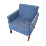 Poltrona com forração em veludo na cor azul marinho, 55 x 60, Alt. 70 cm.