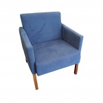 Poltrona com forração em veludo na cor azul marinho, 55 x 60, Alt. 70 cm.