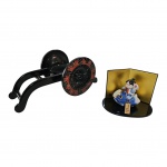 Riquixá em laca e um escultórico em porcelana policromada representando criança em trajes orientais sobre peixe, 8 x 6, Alt. 9 cm.