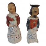Par de escultórios em cerâmica policromada, o  chapéu da figura masculina está quebrado,   e a base da saia feminina com leve lascado, Alt.  16 cm.