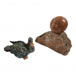 Dois escultórios em pedra um representando pato (uma das patinhas foi colada) e uma drusa em quartzo sustentando esfera, 12 x 7, Alt. 9 cm. E 16 x 8, Alt. 15 cm.