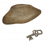 Travessa sinuosa e chave em pedra sabão, 38 x 27 cm.