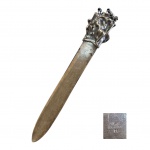 CRISTOFLE- Raro abridor de   cartas francesa contrastada pela manufatura e assinada, excepcional fundição e qualidade e com escultura erótica de figuras femininas nuas pelo escultor Jeam Filhos 1921/2002, assinada na base da escultura, Com. 20, Larg. 3,5 cm.  Peça compõe catálogo da Christofle e em  vários livros de arte