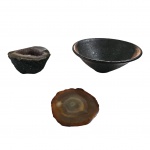 Travessa em cerâmica, uma drusa de cristal e um porta copos em ágata, 21 x 8 e 13 x 7 cm.