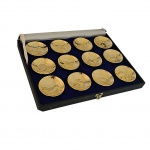 Doze taças japonesas para saquê  representando figuras do zodíaco chinês, em Gold Plated  em sua embalagem original. Diam. 7,5, Alt. 3 cm.