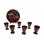 Bandeja de laca espelhada com 6 taças  com desenhos  regionais japonês sobre fundo grená, Diam. 19 e  7 x 5 cm.