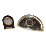 COLECIONISMO - Dois relógios de brinde, à pilha, Toshiba na forma meia lua em baquelite e plástico dourado e Banco de Boston guarnição em resina, não foram testados, 26 x 5 e  10 x 14 cm.