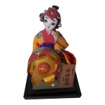Boneca japonesa Okinawa feita à mão, rosto e mão em cerâmica, Alt. 21, base 13 x 13 cm.