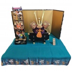 Japanese Kabuto Kasari/Gogatsuningyo, Medidas: Capacete, Com. 35, Prof. 21 cm. Mesa box: 38 x 17, Alt. 21 cm. Espadas: Alt. 60, base: 20 x 15, Alt. 63 cm. Biombo de 4 folhas, cada folha, Alt. 54, Com. 34 cm. Toalha: 93 x 146 cm;